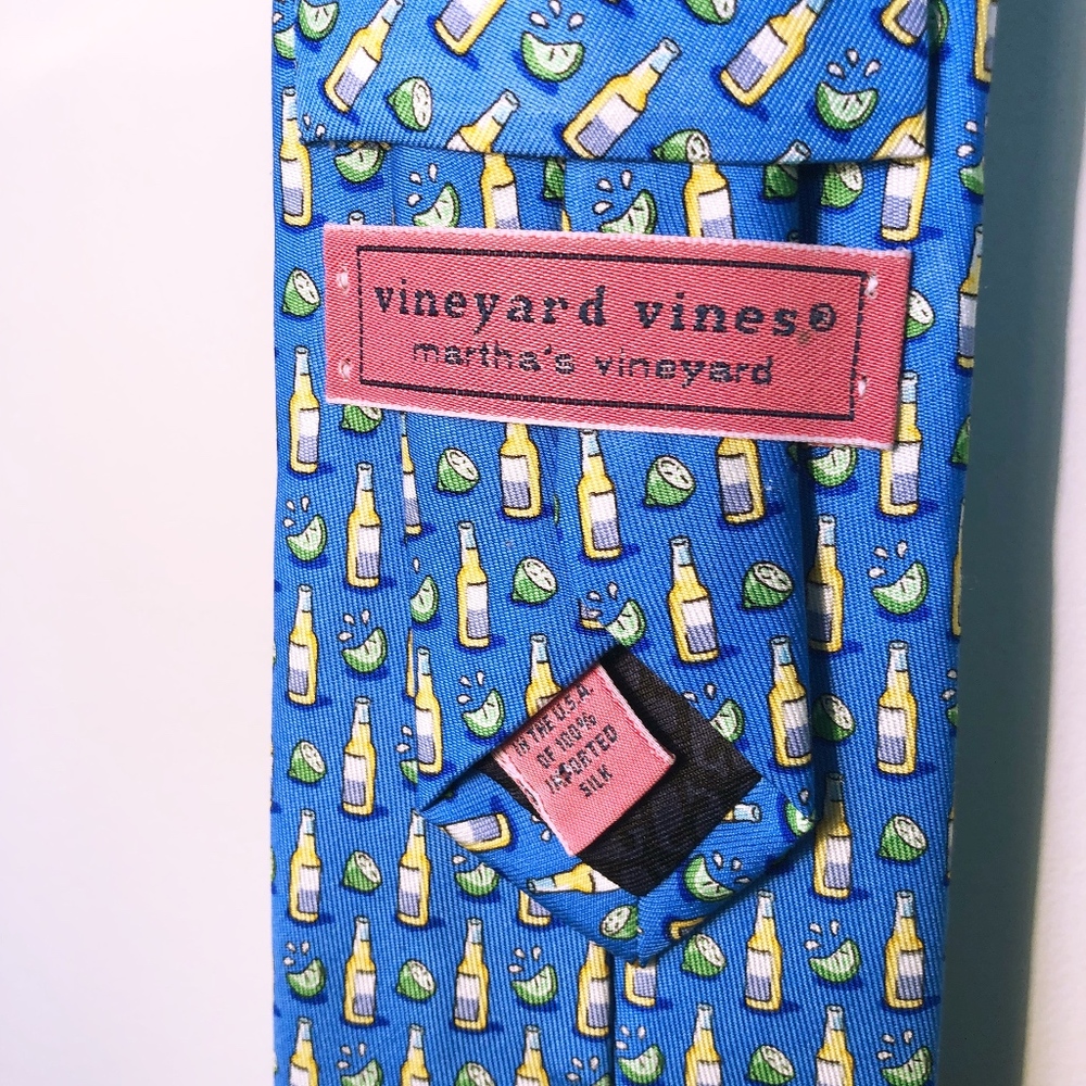 NWT VINEYARD VINES Mens Beer Tie 100% Silk - Picture 4 of 6